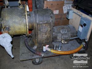 לחיצה להגדלת תמונה מציאת חלקי חילוף עבור ציוד ישן שלא מיוצר יותר, היא משימה קשה עד בלתי ניתנת לביצוע. בתמונה, גלגל פגום תומך במשאבה תעשייתית ישנה אך מתפקדת ויש צורך להחליפו.