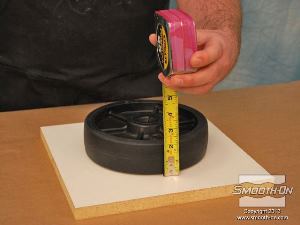 לחיצה להגדלת תמונה מסירים מעגלת המשאבה גלגל אחד תקין ומנקים אותו. ממלאים פגמים קטנים בגלגל בעזרת אפוקסי דו קומפוננטי.