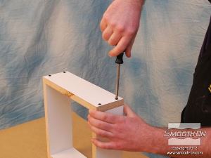 לחיצה להגדלת תמונה מכינים מסגרת לקופסה ממלאמין כך שישאר מרווח של 2.54cm מסביב למודל.