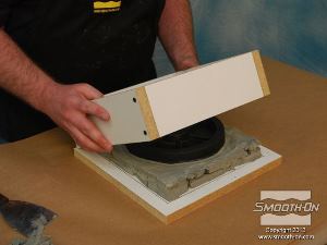 לחיצה להגדלת תמונה לאחר שכבת החימר עבה מספיק, מניחים את המסגרת מעל המודל.