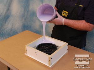 לחיצה להגדלת תמונה לאחר שסיליקון הMold Max® 25 מעורבב ועבר ואקום, שופכים אותו באיטיות על המודל.