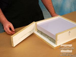 לחיצה להגדלת תמונה החימר מחלק את התבנית לחצאים.