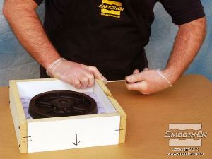 לחיצה להגדלת תמונה מחברים מחדש את המסגרת בעזרת ברגים.