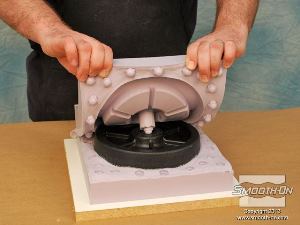 לחיצה להגדלת תמונה שני חצאי התבנית נפרדים בקלות בזכות חומר ההפרדה Ease Release 200.