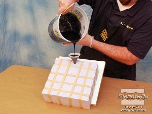 לחיצה להגדלת תמונה שופכים את הפוליאוריתן TASK 14 אל התבנית, בעזרת המשפך ופתח האוורור.