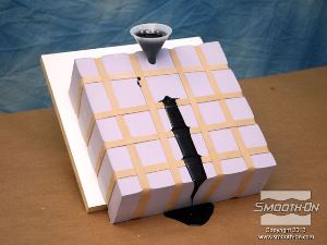 לחיצה להגדלת תמונה חומר עודף יוצא מפתח האוורור. מניחים TASK 14 להתקשות במשך 45 דקות.