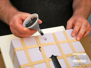 לחיצה להגדלת תמונה לאחר שהשרף מתמצק מוציאים את המשפך.