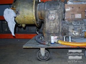 לחיצה להגדלת תמונה הגלגל היצוק מורכב חזרה לעגלה ומספק תמיכה למשאבה התעשייתית.