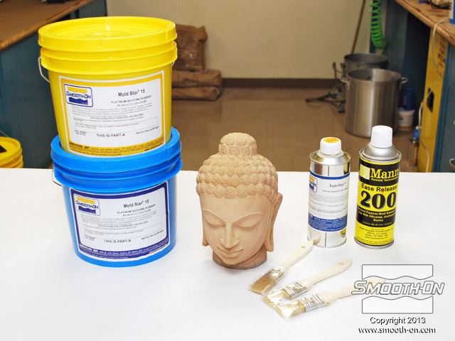 סיליקון הפלטינה למתחילים: סיליקון Mold Star® הוא סיליקון בקושי Shore 15A, מבוסס פלטינה וביחס ערבוב 1A:1B לפי נפח, ללא צורך במשקל. המודל להעתקה הוא פסל מאבן, אותו יש להכין לפני הכנת התבנית.