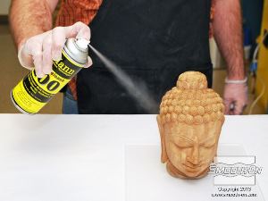 לחיצה להגדלת תמונה ניתן לרסס חומר הפרדה Ease Release® 200  על המודל כדי לסייע בחליצה.