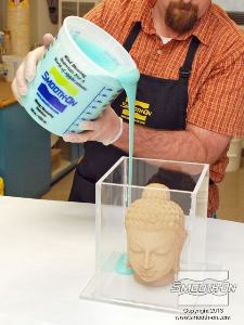 לחיצה להגדלת תמונה לסיליקון Mold Star® 15 יש צמיגות נמוכה יותר בהשוואה לסיליקוני פלטינה אחרים. לכן, אין צורך להכניסו למיכל ואקום. שופכים את החומר לאט אל תוך אחת מפינות מסגרת התבנית.