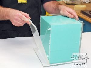 לחיצה להגדלת תמונה לאחר שעברו 4 שעות והסיליקון התמצק אפשר להתחיל לפרק בזהירות את מסגרת התבנית.