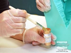 לחיצה להגדלת תמונה בשביל לקבל אפקט מתכתי, ראשית מורחים אבקת מתכת Cast Magic® Bronzonker על פנים התבנית.