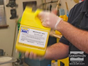 לחיצה להגדלת תמונה מנערים היטב את חלק הבסיס של פוליאוריתן Smooth-Cast® ONYX לפני ששופכים אותו.