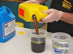 לחיצה להגדלת תמונה שופכים את הבסיס למיכל מדידה.