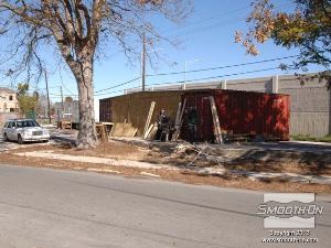 לחיצה להגדלת תמונה זמן קצר לאחר שהוריקן קטרינה מפע בעיר ניו-אורלינס, צ'יפ מוריסון החל ביצירת תבניות מגומי פוליאוריטן  VytaFlex® 60 שישמשו ליציקת לוחות בטון מודולארים. הסדנה בה עבד מורכבת ממכולות שהולחמו ביחד.