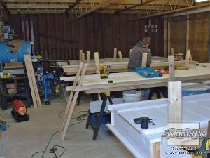 לחיצה להגדלת תמונה שטח העבודה היה מצומצם אך היה בו מספיק מקום למכונת ערבוב EZ Mix Meter Mix ומיכלים גדולים של שרף פוליאורתן VytaFlex 60.