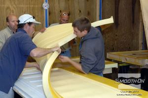 לחיצה להגדלת תמונה מתחילים להסיר את התבנית הפתוחה שנוצרה מהפוליאורתן ליציקה VytaFlex 60. עושים זאת ע