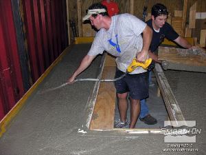 לחיצה להגדלת תמונה משתמשים במרעיד נייד (ויבראטור) כדי לשחרר כיסי אוויר מהבטון.