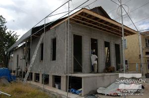 לחיצה להגדלת תמונה מסדרים את לוחות הבטון במהירות ויוצרים את הקירות החדשים.