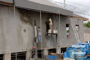 לחיצה להגדלת תמונה מעלימים את התפרים בין הלוחות בעזרת יציקת תערובת בטון לחיבורים.