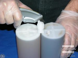 לחיצה להגדלת תמונה מורידים את מכסה מחסנית הEZ-Spray  ופותחים אותה. מומלץ לעבוד עם כפפות!