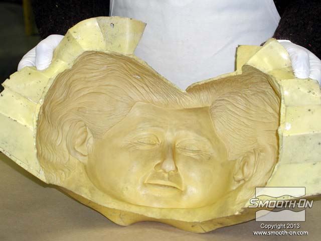 מכינים תבנית מגומי פוליאוריתן Brush-On 40 כדי להעתיק את כל פרטי מודל החימר המקורי. התבנית העתיקה באופן מושלם את כל פרטי המודל.