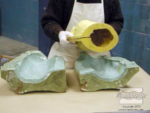 לחיצה להגדלת תמונה מכניסים את תבנית הגומי אל אחד מחצאי מעיל התמיכה שלה, העשוי מפוליאוריתן Plasti-Paste®.