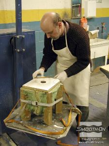 לחיצה להגדלת תמונה מסדרים את לוח המכסה במקומו על פתח התבנית. מאבטחים אותו לבסיס בעזרת רצועות.