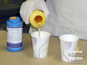 לחיצה להגדלת תמונה עבור היציקה משתמשים בשרף פוליאוריתן Smooth-Cast® 65D . שופכים לכוס את חלק הבסיס.