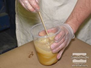 לחיצה להגדלת תמונה מודדים ומערבבים את הבסיס והמקשה של קצף פוליאוריתן Foam-iT!® 5. הקצף ישמש למילוי חלל היציקה ויעשה אותה קלה וחזקה.