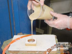 לחיצה להגדלת תמונה שופכים את קצף הFoam-iT!® 5 המעורבב דרך החור אל היציקה.