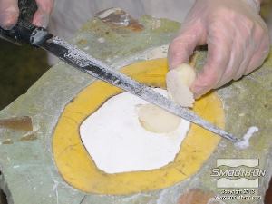 לחיצה להגדלת תמונה מסירים את השרף העודף באמצעות מסור.