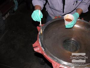 לחיצה להגדלת תמונה בעזרת מברשת חד פעמית, יבשה ונקייה, מורחים את הדבק URE-BOND® II על משטח המתכת.