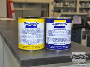 לחיצה להגדלת תמונה דבק אפוקסי PC-3 הוא חומר בעל יחס ערבוב 1:1 ומאוד פשוט למדוד אותו.