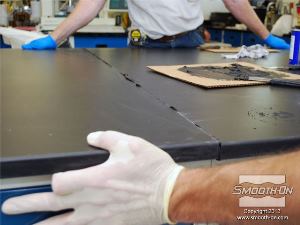 לחיצה להגדלת תמונה לוחצים את החלקים זה לזה ונותנים לעודפי האפוקסי לצאת.