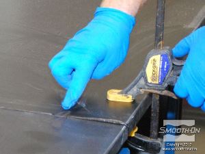 לחיצה להגדלת תמונה משתמשים במלחציים כדי להחזיק את חלקי הדלפק מחוברים.