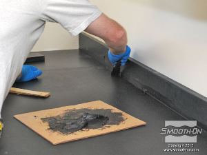 לחיצה להגדלת תמונה משתמשים בשפכטל כדי למרוח את האפוקסי.