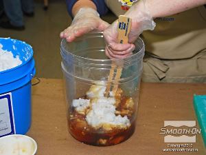 לחיצה להגדלת תמונה מערבבים את הבסיס והמקשה של פוליאוריתן מחוזק עם סיבים למריחה Plasti-Paste® II. יחס הערבוב הוא 1A:1B לפי נפח (62A:100B).