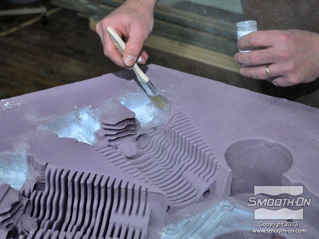 מפזרים פיגמנט באבקה Cast Magic® Silver Bullet במקומות המתאימים על תבנית סיליקון Mold Max 25.