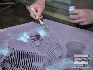 לחיצה להגדלת תמונה מפזרים פיגמנט באבקה Cast Magic® Silver Bullet במקומות המתאימים על תבנית סיליקון Mold Max 25.