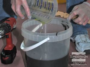 לחיצה להגדלת תמונה מוסיפים למיכל הערבוב גם את חלק A של הפוליאוריטן המוקצף Flex Foam-iT!® 17 .