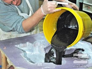 לחיצה להגדלת תמונה שופכים את הפוליאוריתן המוקצף Flex Foam-iT!® 17 אל תבנית הסיליקון.