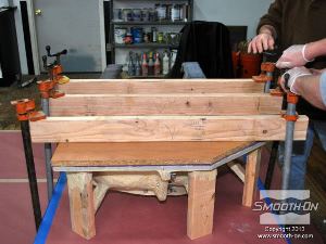 לחיצה להגדלת תמונה מחזיקים את הקרש התומך בעזרת מלחציים. הלחץ הנגדי שהקרש ייצור ישפר את הפרטים על פני השטח של היציקה.