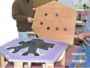 לחיצה להגדלת תמונה קרש התמיכה נמרח קודם לכן ב וקס למריחה ולכן יורד בקלות רבה מיציקת הקצף.