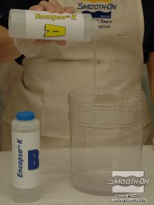 לחיצה להגדלת תמונה מערבבים כמויות שוות של בסיס ומקשה של סיליקון שקוף ליציקה Encapso® K במיכל ערבוב גדול.