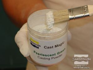 לחיצה להגדלת תמונה משתמשים במברשת עדינה כדי למרוח פיגמנט באבקה ליצירת אפקטים מיוחדים Cast Magic.