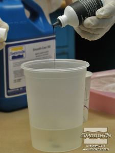 לחיצה להגדלת תמונה מוסיפים מספר טיפות של צבע לפוליאוריטן So-Strong שחור אל המקשה, לפני הוספת הבסיס.