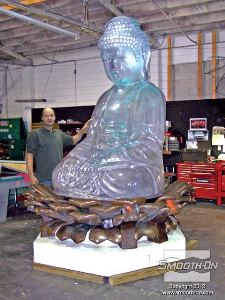 לחיצה להגדלת תמונה יציקות הפוליאוריתן Crystal Clear מורכבות לגמרי. פסל הבודהה יושב על פרח לוטוס שהוכן ביציקת 'מתכת קרה' מפוליאוריתן Smooth-Cast.