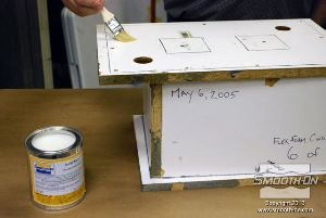 לחיצה להגדלת תמונה מורחים על המכסה חומר הפרדה על בסיס וקס Sonite Wax, כדי למנוע מהקצף להדבק אליו.